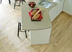 Ламінат на кухні плюси та мінуси: чи варто укладати на кухонну підлогу