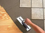 Як укладається плитка на фанеру на підлогу – варіанти монтажу