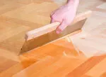 Яка мастика для дерев'яної підлоги підійде краще – види та правила використання